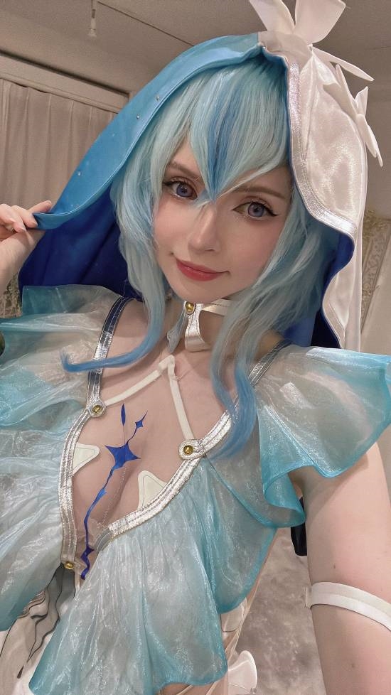 碍事梨体模《鸣潮》COS:守岸人神秘清冷 洁白无瑕