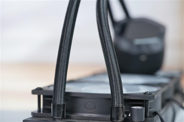 配2.1英寸LCD屏显!酷冷至尊MasterLiquid 360冰界幻屏水冷图赏