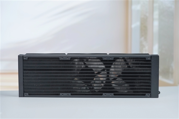 配2.1英寸LCD屏显!酷冷至尊MasterLiquid 360冰界幻屏水冷图赏