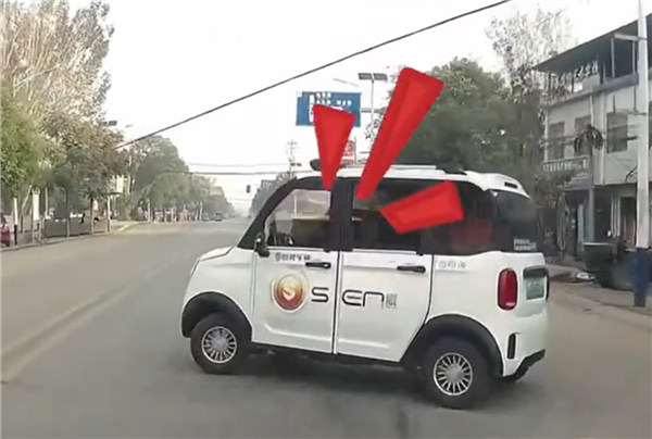 老人开老头乐载两朋友外出翻入沟中:路过好心人出手营救