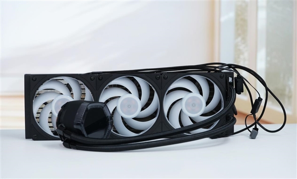 配2.1英寸LCD屏显!酷冷至尊MasterLiquid 360冰界幻屏水冷图赏