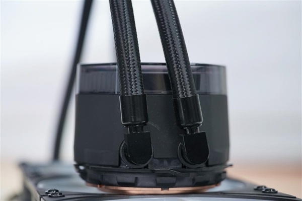 配2.1英寸LCD屏显!酷冷至尊MasterLiquid 360冰界幻屏水冷图赏