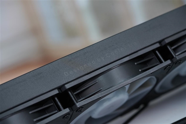 配2.1英寸LCD屏显!酷冷至尊MasterLiquid 360冰界幻屏水冷图赏