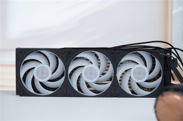 配2.1英寸LCD屏显!酷冷至尊MasterLiquid 360冰界幻屏水冷图赏