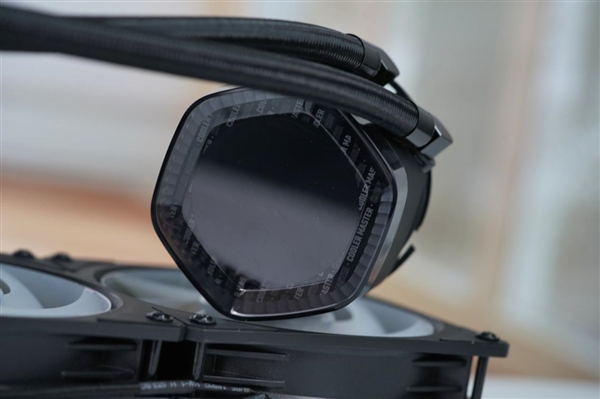 配2.1英寸LCD屏显!酷冷至尊MasterLiquid 360冰界幻屏水冷图赏