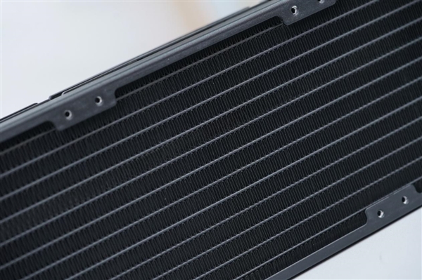 配2.1英寸LCD屏显!酷冷至尊MasterLiquid 360冰界幻屏水冷图赏