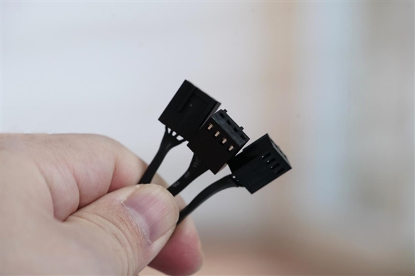 配2.1英寸LCD屏显!酷冷至尊MasterLiquid 360冰界幻屏水冷图赏