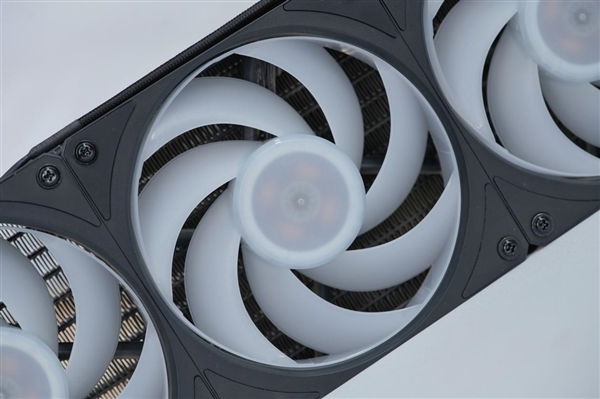 配2.1英寸LCD屏显!酷冷至尊MasterLiquid 360冰界幻屏水冷图赏