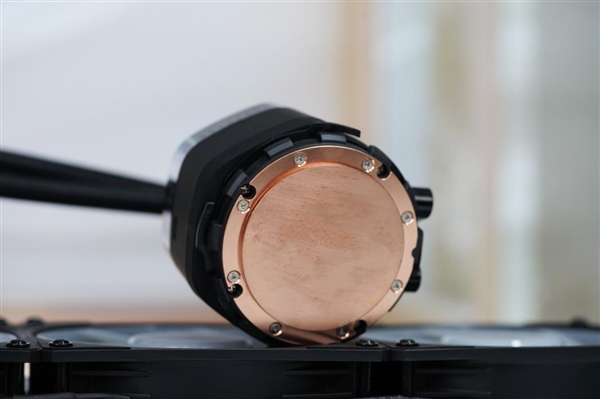 配2.1英寸LCD屏显!酷冷至尊MasterLiquid 360冰界幻屏水冷图赏