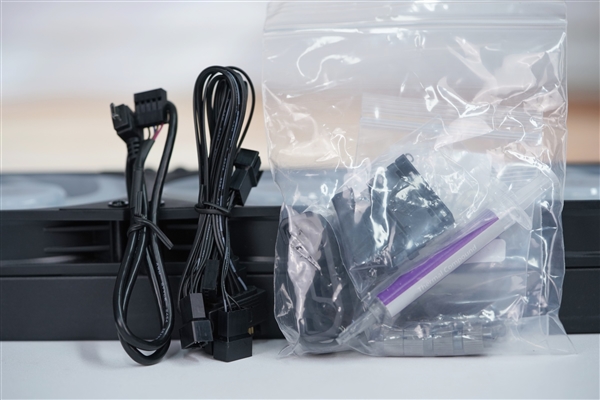 配2.1英寸LCD屏显!酷冷至尊MasterLiquid 360冰界幻屏水冷图赏