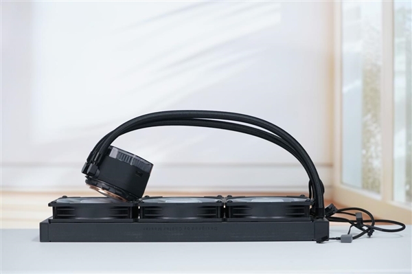 配2.1英寸LCD屏显!酷冷至尊MasterLiquid 360冰界幻屏水冷图赏