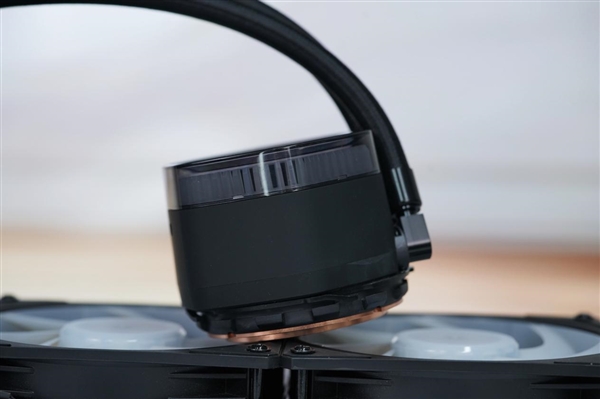 配2.1英寸LCD屏显!酷冷至尊MasterLiquid 360冰界幻屏水冷图赏