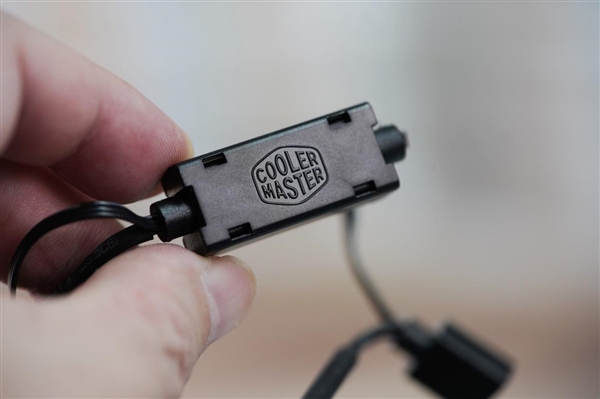 配2.1英寸LCD屏显!酷冷至尊MasterLiquid 360冰界幻屏水冷图赏