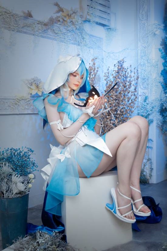 碍事梨体模《鸣潮》COS:守岸人神秘清冷 洁白无瑕