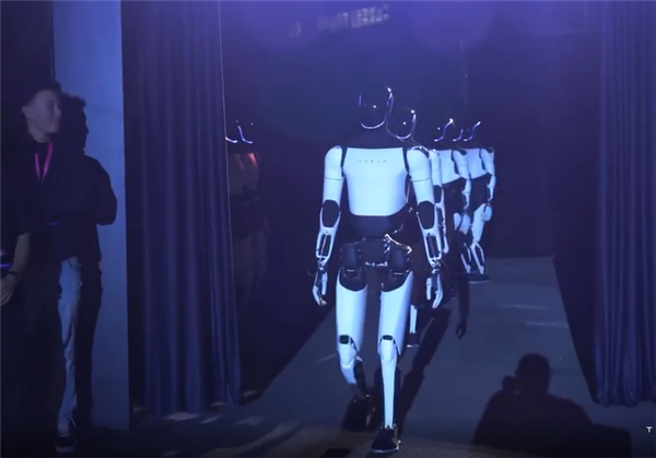 能调酒、能蹦迪 特斯拉新一代人形机器人Optimus发布:马斯克确认价格