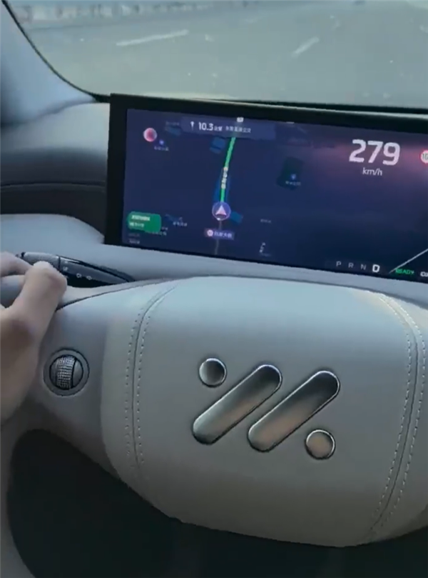 男子单手开智己电动车高速狂飙279km/h:并用手机录下证据