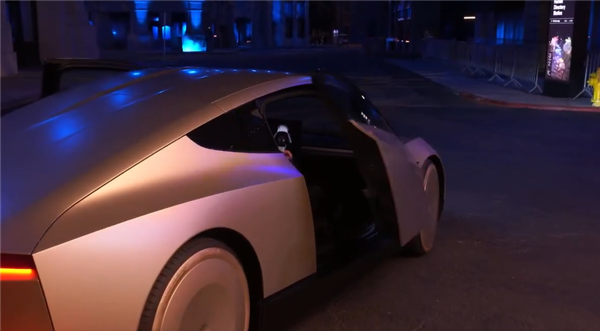 特斯拉Robotaxi无人驾驶出租车亮相:双蝶翼门、没有方向盘和踏板