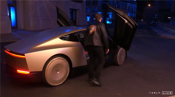 特斯拉Robotaxi无人驾驶出租车亮相:双蝶翼门、没有方向盘和踏板