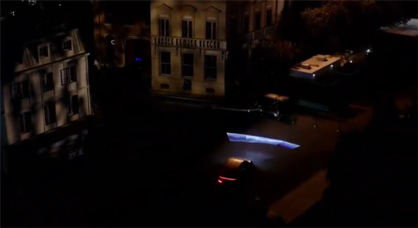 特斯拉Robotaxi无人驾驶出租车亮相:双蝶翼门、没有方向盘和踏板