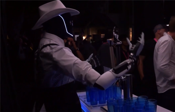 能调酒、能蹦迪 特斯拉新一代人形机器人Optimus发布:马斯克确认价格