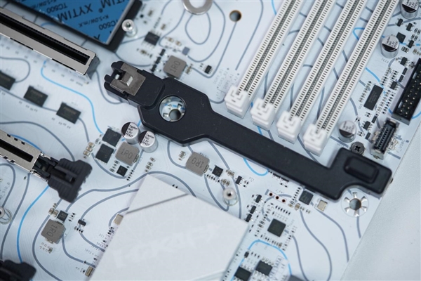 白色海景房必备!铭瑄Z890 Arctic主板图赏