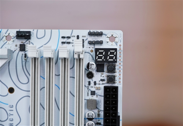 白色海景房必备!铭瑄Z890 Arctic主板图赏