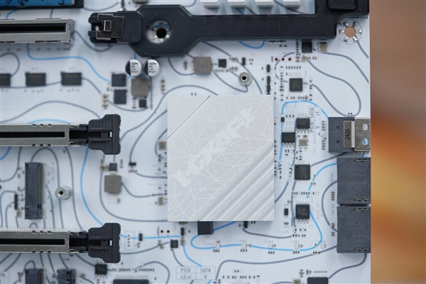 白色海景房必备!铭瑄Z890 Arctic主板图赏