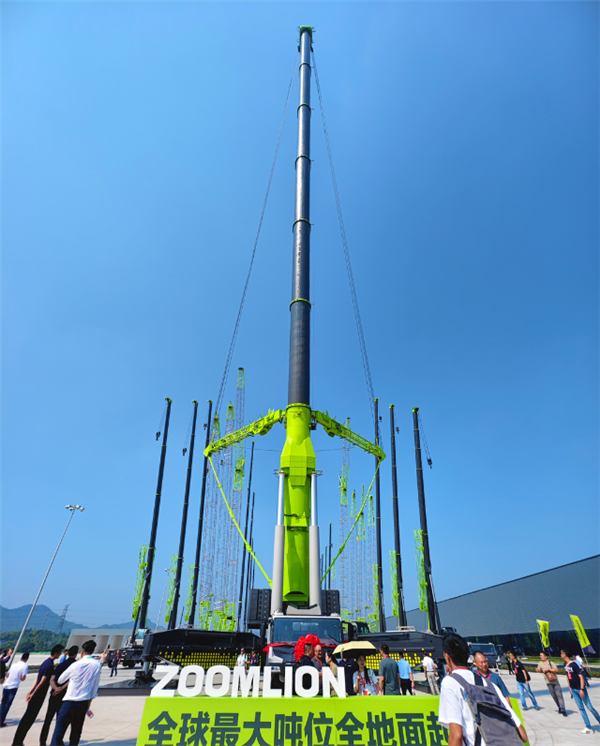 全球最大吨位全地面起重机下线:可将160吨重物吊到65层楼