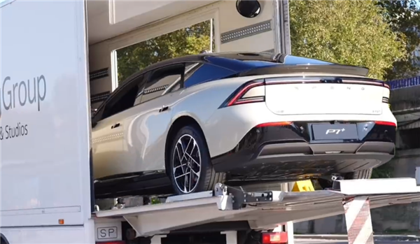 小鹏P7+空降巴黎遭围观!科技与空间设计征服老外