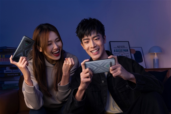 经常关灯看手机的人都怎么样了:这4种变化 你肯定想不到