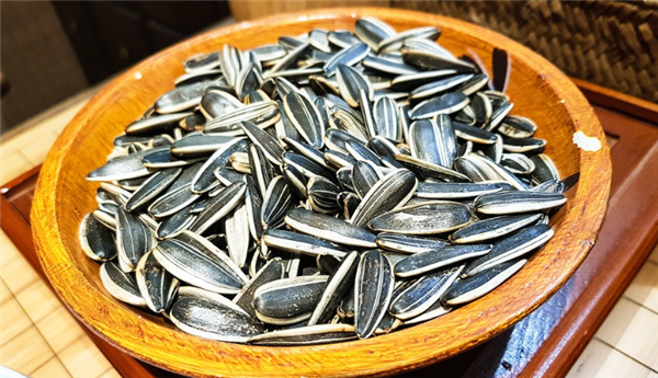 女孩吃瓜子不吐瓜子皮直肠被堵死:医生戴两层口罩疏通