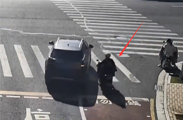 男子撞电动车赔2500后越想越不对:遇到碰瓷团伙了