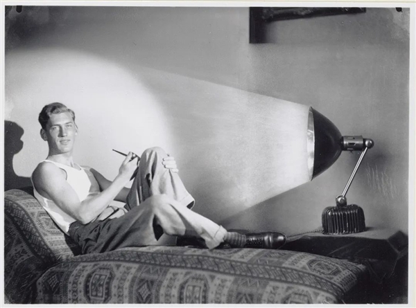 英国白人女子居然美黑上瘾!每天照灯半小时快烤焦 还不够