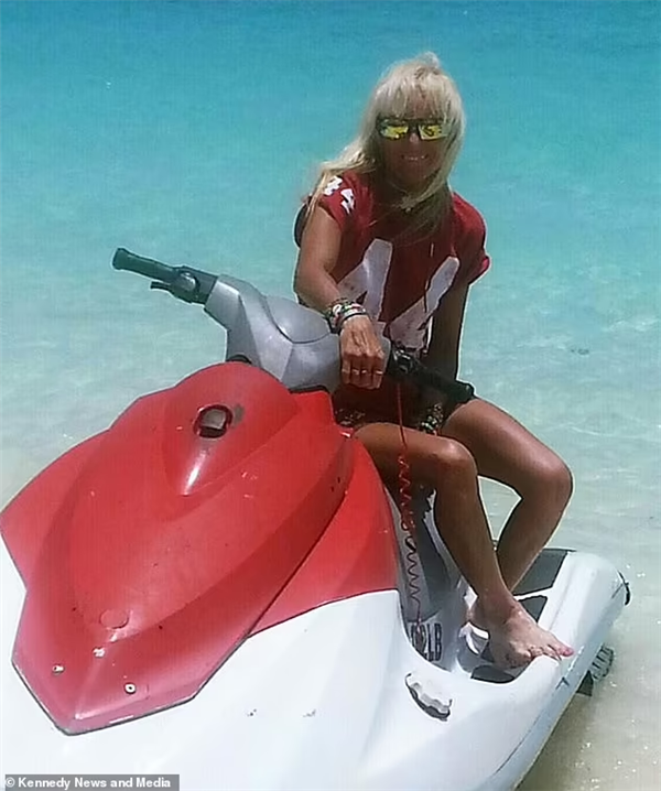 英国白人女子居然美黑上瘾!每天照灯半小时快烤焦 还不够