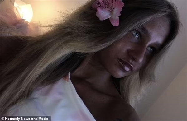 英国白人女子居然美黑上瘾!每天照灯半小时快烤焦 还不够