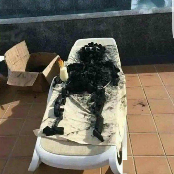 英国白人女子居然美黑上瘾!每天照灯半小时快烤焦 还不够