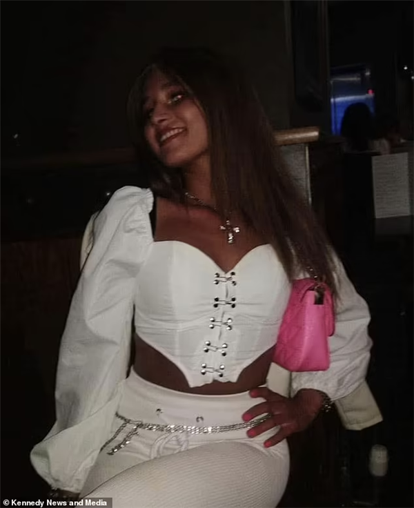 英国白人女子居然美黑上瘾!每天照灯半小时快烤焦 还不够