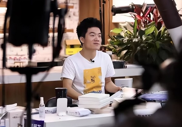 董宇辉独立不到3个月带货超10亿元:粉丝以女性居多