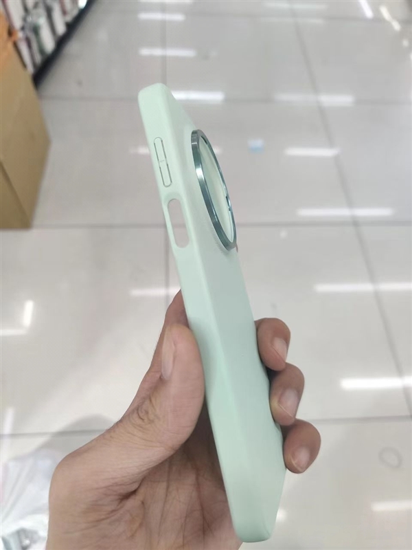 华为Mate 70手机壳曝光:侧边指纹+居中大圆镜头设计实锤