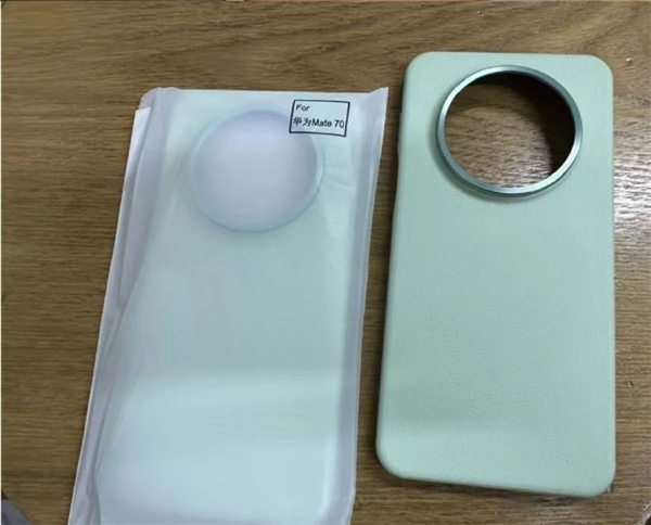 华为Mate 70手机壳曝光:侧边指纹+居中大圆镜头设计实锤