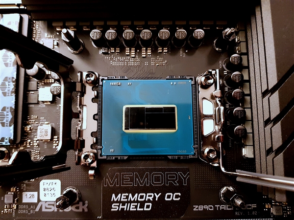 酷睿Ultra 200K全网首发开盖!四大模块 清晰可见