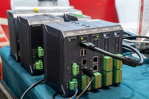 龙芯大秀工业生态成果:73家新品齐发、开源鸿蒙好朋友