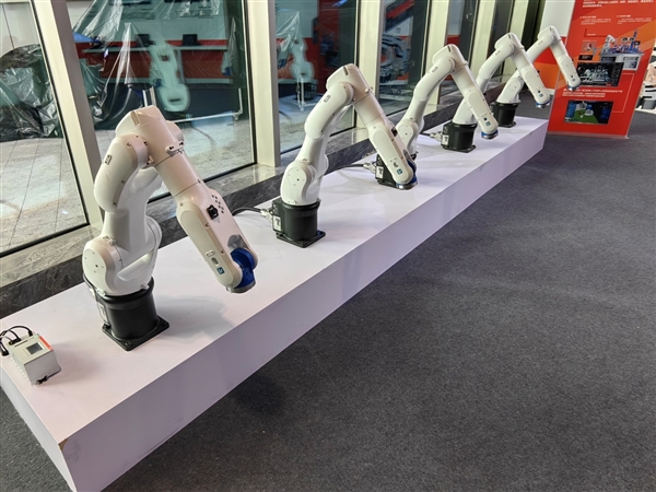 龙芯大秀工业生态成果:73家新品齐发、开源鸿蒙好朋友