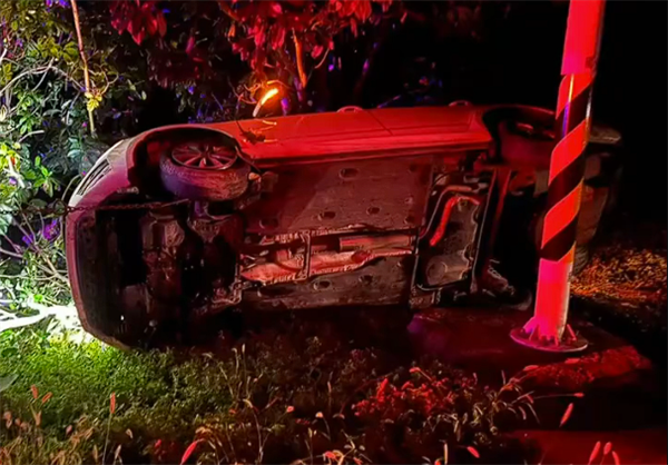 男子连续驾车11个小时带着全家翻车 交警提醒:切勿疲劳驾驶