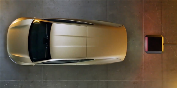 再不用拔枪插枪了!特斯拉无人出租车Cybercab无线充电演示