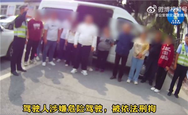 一面包车全是人!非法营运超员100%:司机涉嫌危险驾驶
