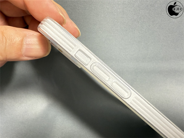 iPhone SE 4机模上手:酷似单摄版iPhone 14