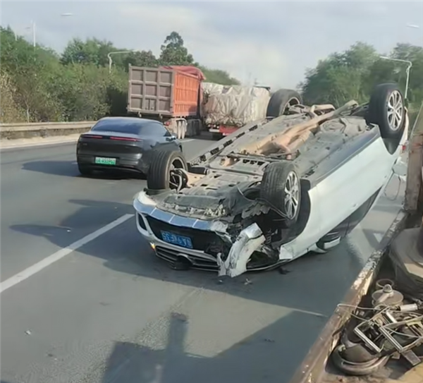 特斯拉Model 3高速上失控:一路横冲直撞 前车奔驰被顶翻