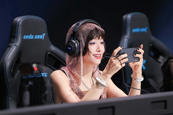 虞书欣、宋茜、蒋奇明三位明星喜提一加13:外观无悬念了