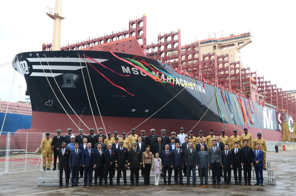 我国16000TEU集装箱船成功交付:配备全球最大B型LNG燃料舱